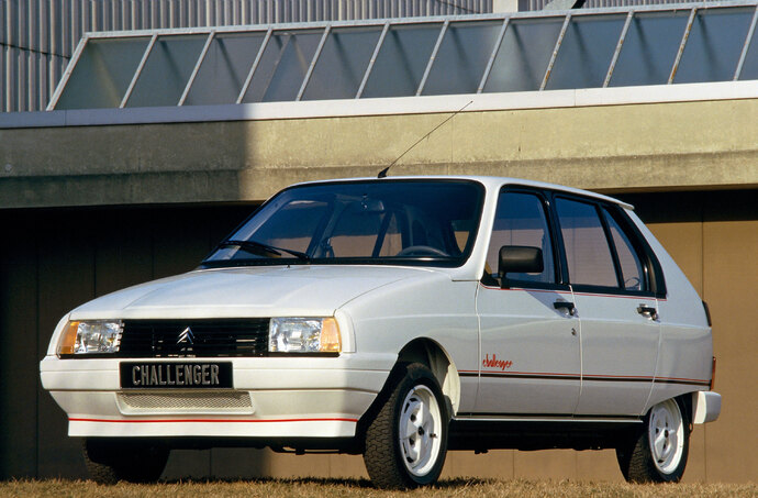Apparue en 1985, la Citroën Visa GT série limitée Challenger montre archétypalement comment transformer visuellement une voiture avec de la peinture et des parements en plastique.