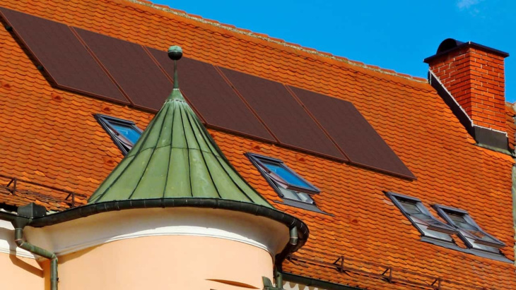 voici les panneaux solaires rouges adaptés (aussi) aux bâtiments historiques