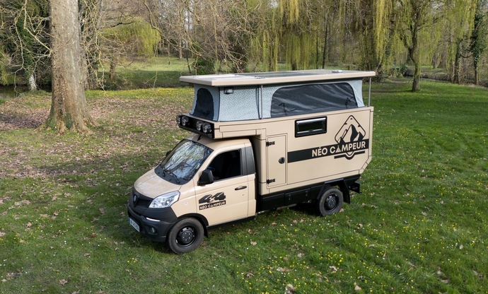 Il a l'air imposant, mais le Néo campeur est moins large qu'une Renault Clio.