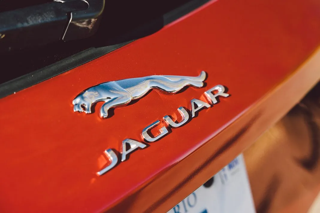 jaguar dévoilera sa nouvelle gt électrique aux états-unis, premier modèle de la marque haut de gamme