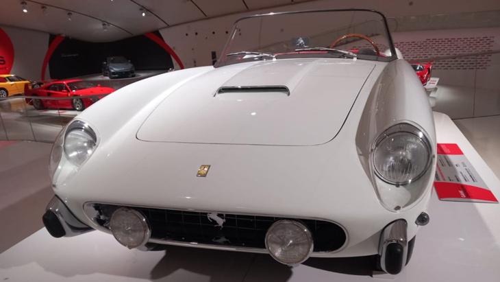 les ferrari fascinent toujours énormément, même en blanc : les photos du superbe cabriolet de 1957