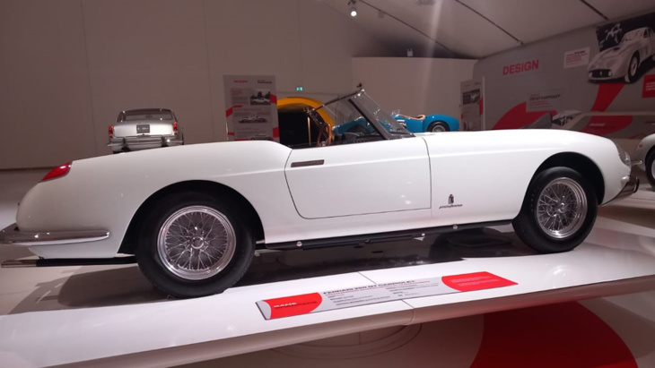 les ferrari fascinent toujours énormément, même en blanc : les photos du superbe cabriolet de 1957