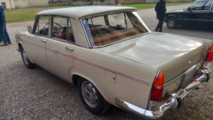 fiat 2300, une voiture de riches : les photos d'un splendide exemplaire