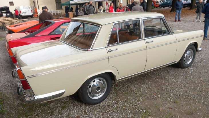 fiat 2300, une voiture de riches : les photos d'un splendide exemplaire