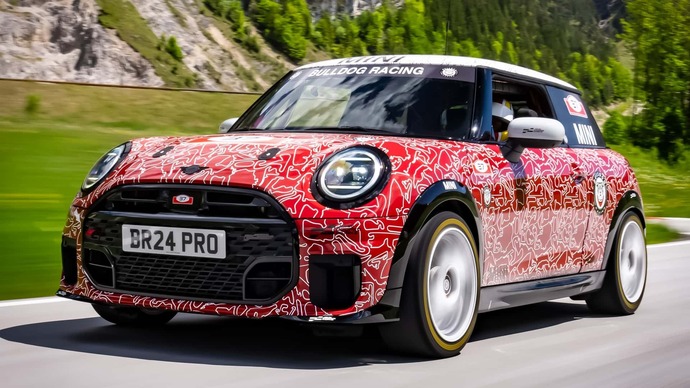 Pour l'instant, la nouvelle Mini JCW se cache encore.