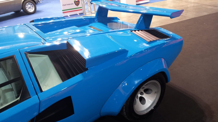 lamborghini countach : les photos d'une voiture au nom particulier