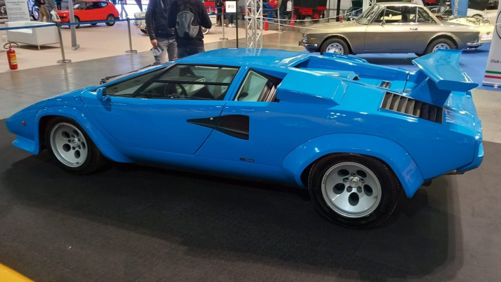 lamborghini countach : les photos d'une voiture au nom particulier