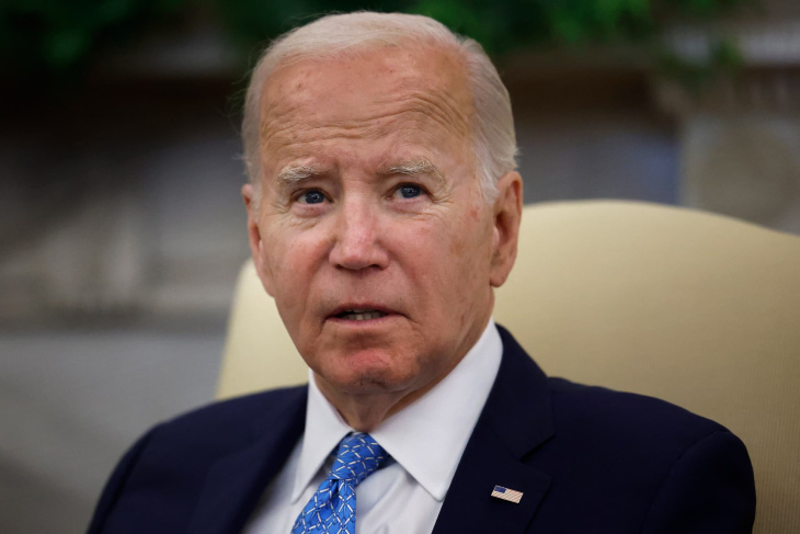 l'administration biden vend des réserves d'essence et espère faire baisser les prix à la pompe