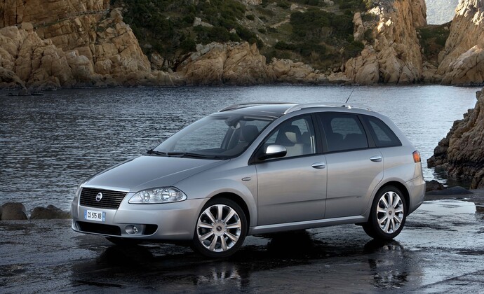 Elle n'a pas un physique facile mais elle étonne par son cockpit luxueux et son moteur puissant : c'est la Fiat Croma II SW 2.4 JTD, ici en 2005.