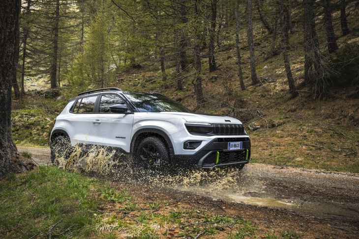 jeep avenger 4xe : un moteur électrique en plus pour avoir quatre roues motrices