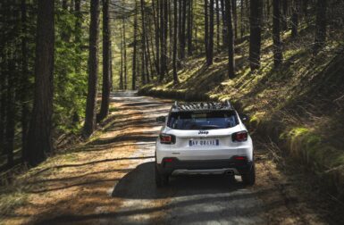 jeep avenger 4xe : un moteur électrique en plus pour avoir quatre roues motrices