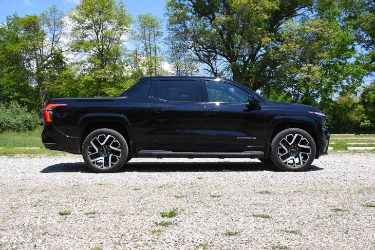 premier essai chevrolet silverado ev rst 2024 : un verre à moitié plein