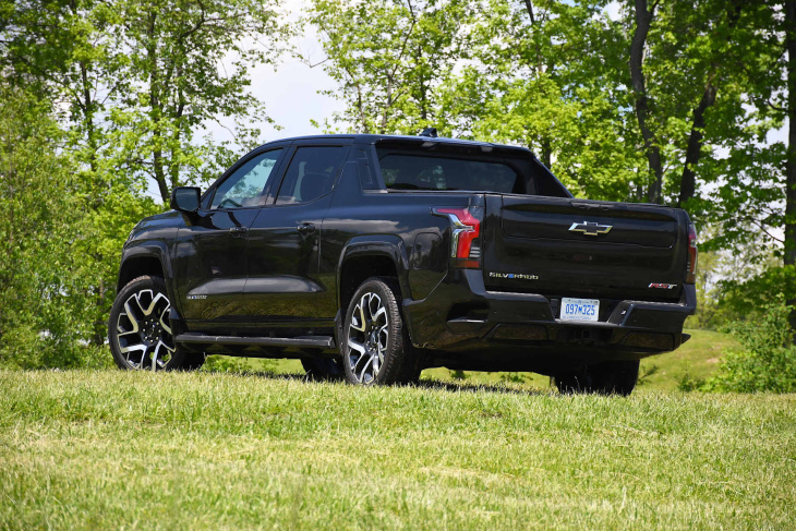 premier essai chevrolet silverado ev rst 2024 : un verre à moitié plein