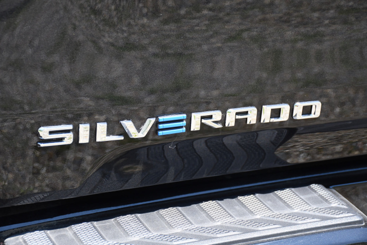 premier essai chevrolet silverado ev rst 2024 : un verre à moitié plein