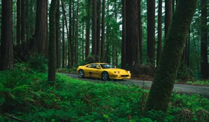 vidéo de la classique ferrari f355 impressionne par le puissant son du moteur