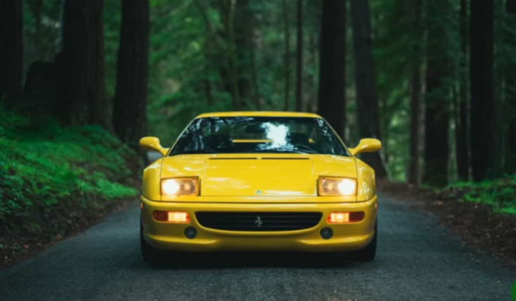 vidéo de la classique ferrari f355 impressionne par le puissant son du moteur