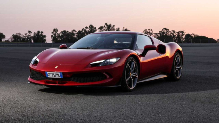 Regardez cette Ferrari 296 GTB dépasser les 350 km/h sur l'autoroute