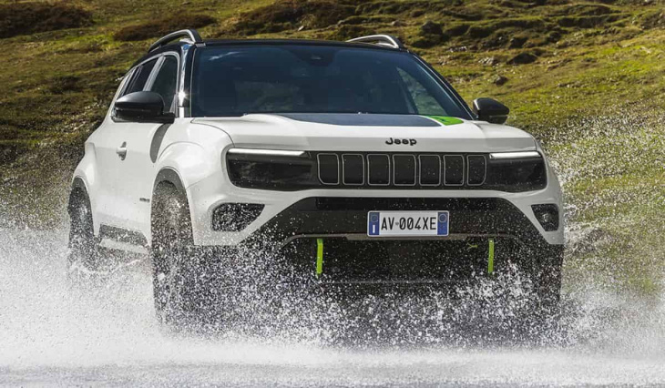 jeep révèle l’avenger 4xe : suv compact à traction intégrale et performances tout-terrain