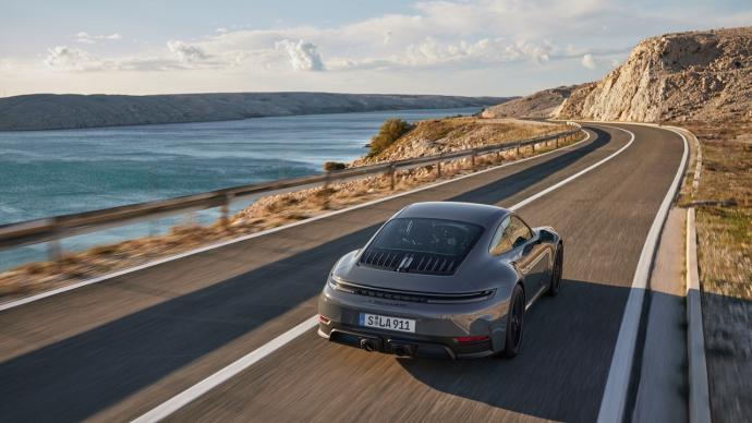 nouveauté, coupés, cabriolets, sportives, hybrides, porsche, porsche 911 gts restylée : elle passe à l’hybride ! sacrilège ou révolution ?