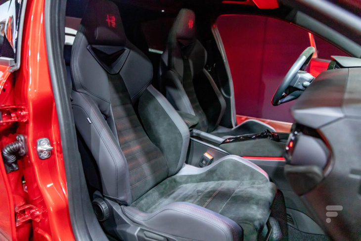 android, on est montés à bord de l’alfa romeo junior, la voiture électrique performante basée sur une peugeot e-208