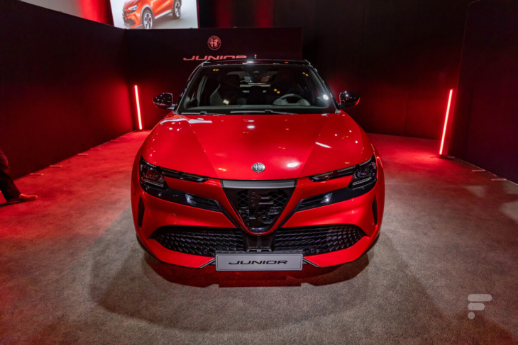 android, on est montés à bord de l’alfa romeo junior, la voiture électrique performante basée sur une peugeot e-208