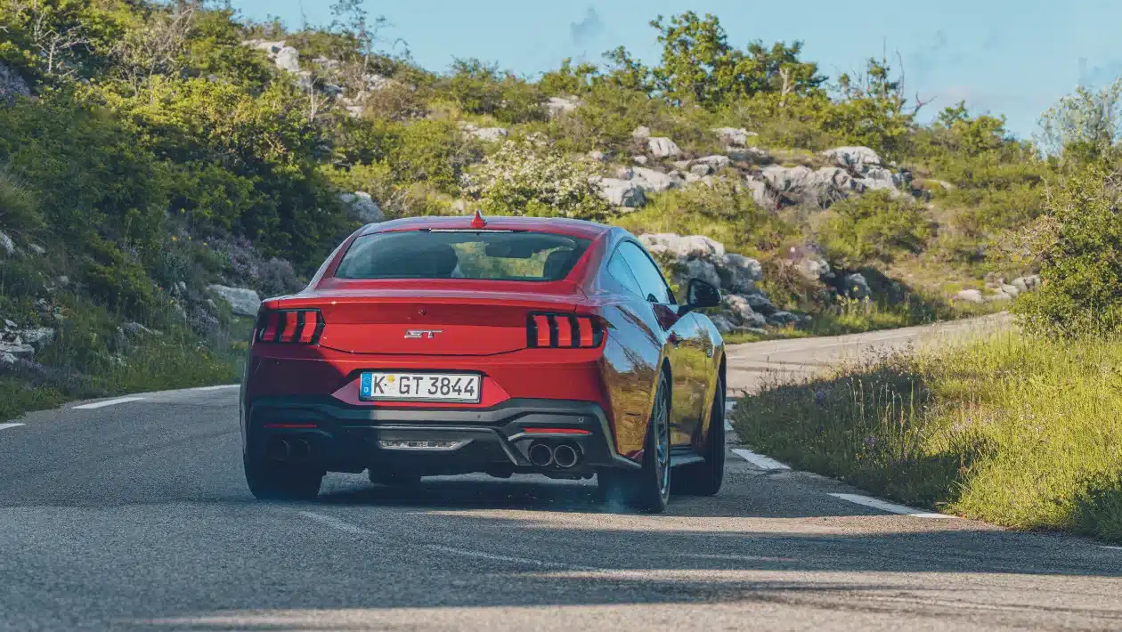 essai ford mustang 7 gt (2024) : la bonne vieille école