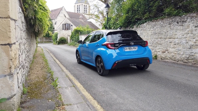 L'hybridation de la Peugeot 208 vaut-elle celle de la Toyota Yaris ?