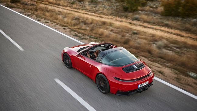 c’est officiel, la mythique porsche 911 passe… en mode hybride !