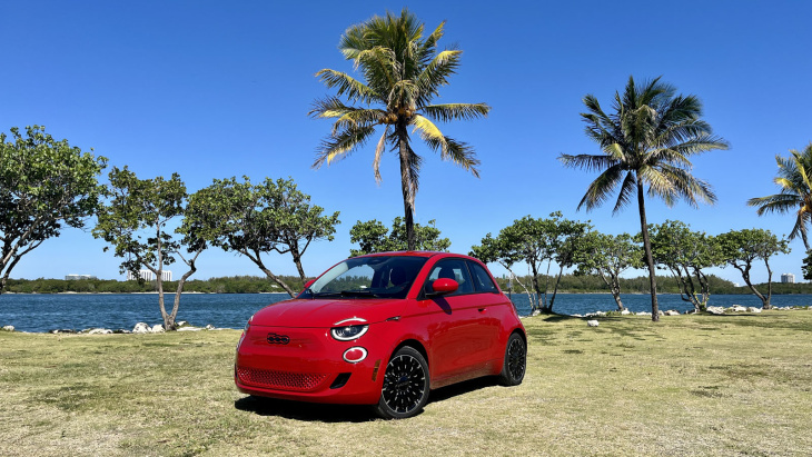 stellantis revoit son plan de ne vendre que des versions électriques de la fiat 500