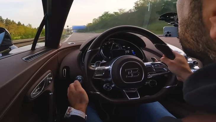 regardez la bugatti chiron dépasser les 400 km/h sur l'autobahn