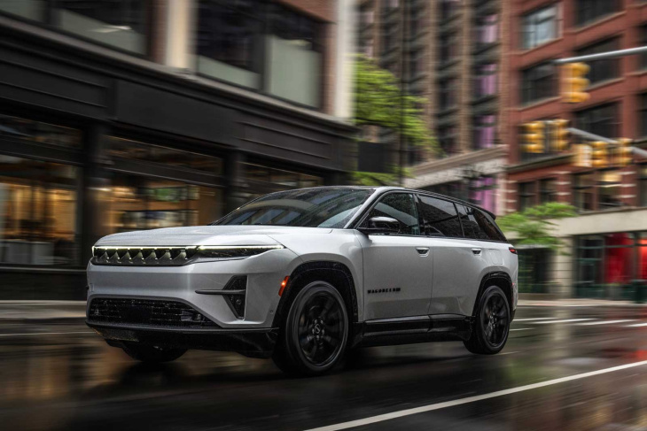 le jeep wagoneer s 100 % électrique fait ses débuts à nyc