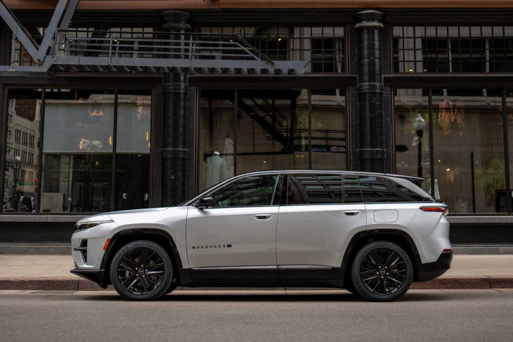 le jeep wagoneer s 100 % électrique fait ses débuts à nyc