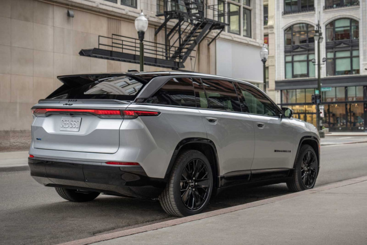 le jeep wagoneer s 100 % électrique fait ses débuts à nyc