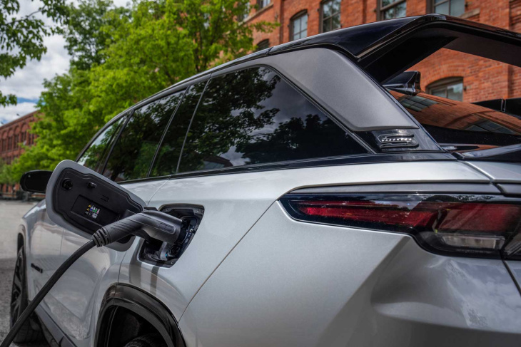 le jeep wagoneer s 100 % électrique fait ses débuts à nyc