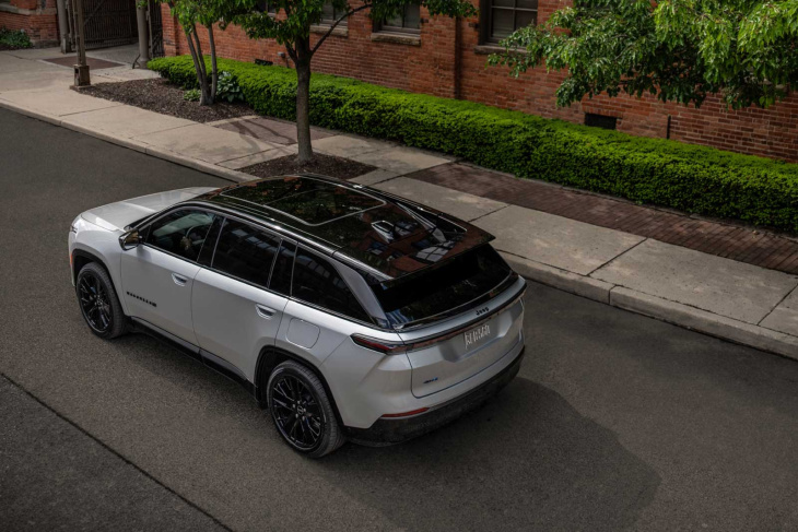 le jeep wagoneer s 100 % électrique fait ses débuts à nyc