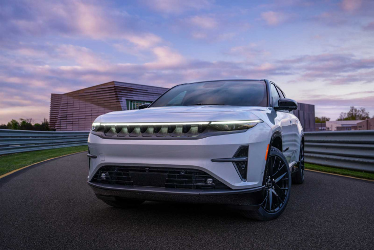 le jeep wagoneer s 100 % électrique fait ses débuts à nyc