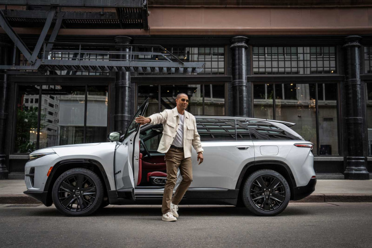 le jeep wagoneer s 100 % électrique fait ses débuts à nyc