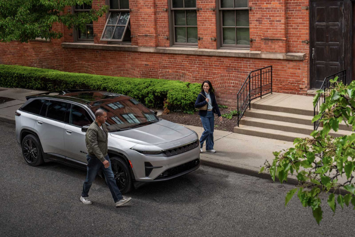 le jeep wagoneer s 100 % électrique fait ses débuts à nyc