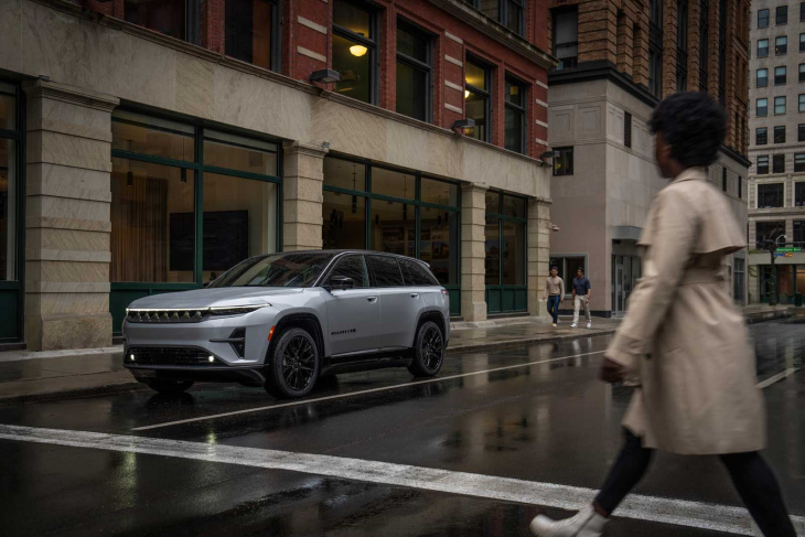 le jeep wagoneer s 100 % électrique fait ses débuts à nyc