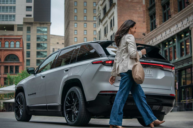 le jeep wagoneer s 100 % électrique fait ses débuts à nyc