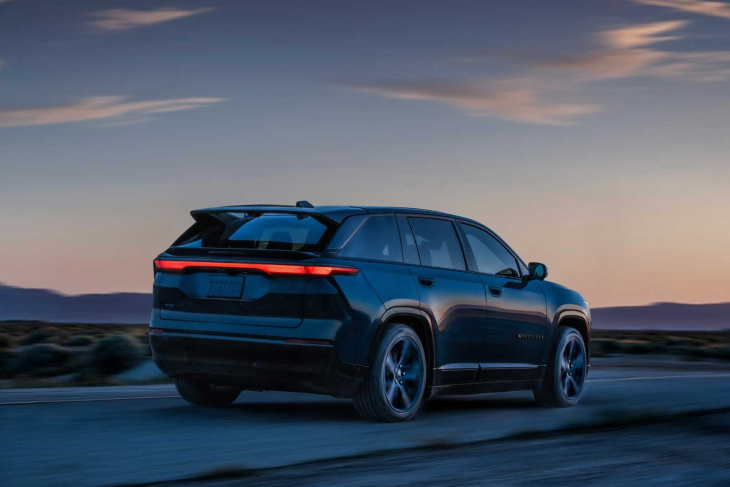 le jeep wagoneer s 100 % électrique fait ses débuts à nyc