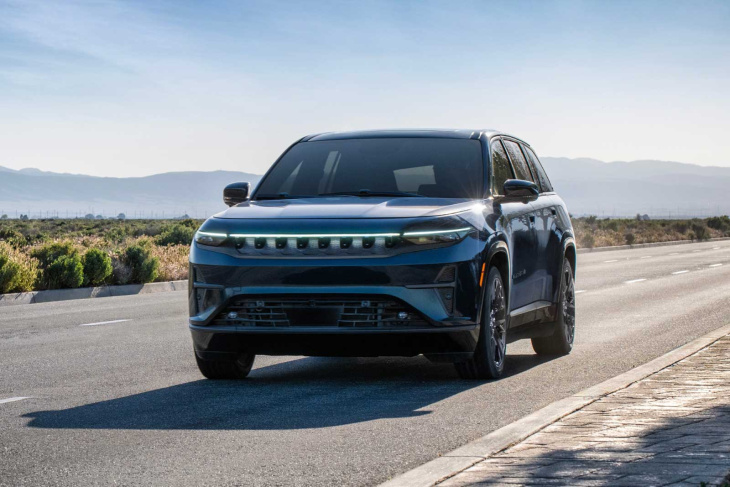 le jeep wagoneer s 100 % électrique fait ses débuts à nyc