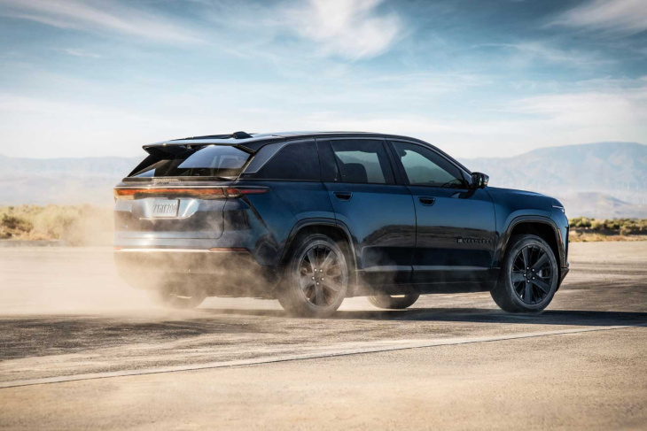 le jeep wagoneer s 100 % électrique fait ses débuts à nyc