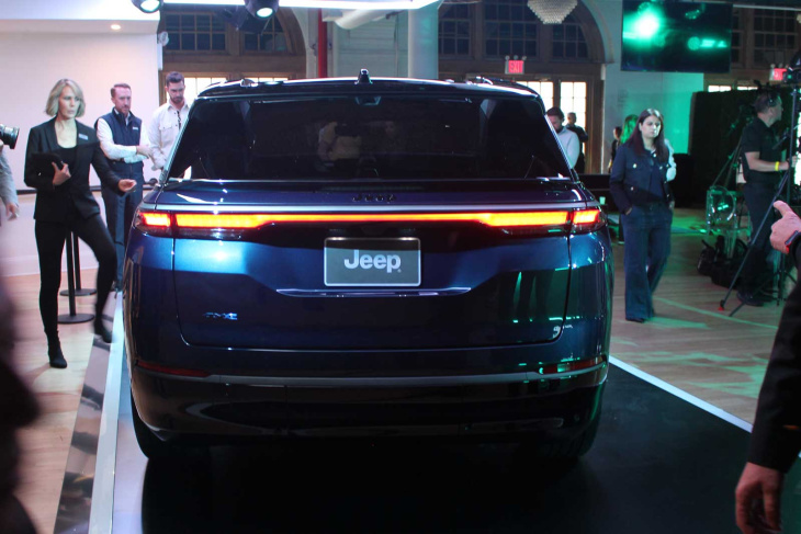 le jeep wagoneer s 100 % électrique fait ses débuts à nyc