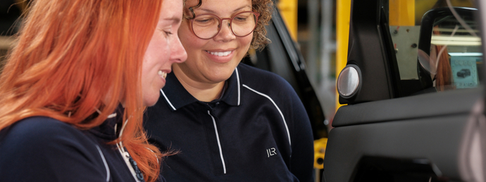 Musique sur les chaînes et « bleus de travail » de luxe : comment Jaguar Land Rover chouchoute ses employés