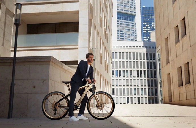 Roulez sur un vélo électrique Porsche recouvert d’or à 44 000 $