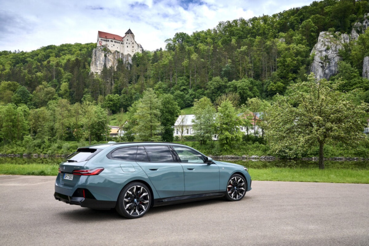 android, on a essayé la bmw i5 touring, une voiture électrique qui veut ringardiser les suv