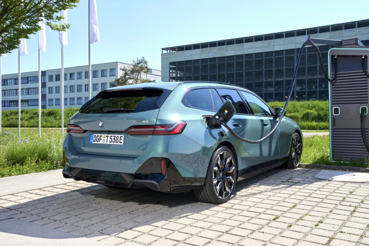 android, on a essayé la bmw i5 touring, une voiture électrique qui veut ringardiser les suv