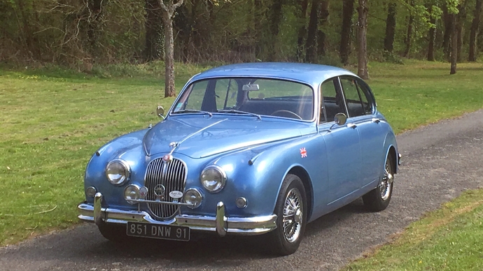 Ne vous fiez pas à l'allure rondouillarde et vieillote de la Jaguar MK 2, lancée fin 1959 : en 3,8 l, elle passe les 200 km/h.