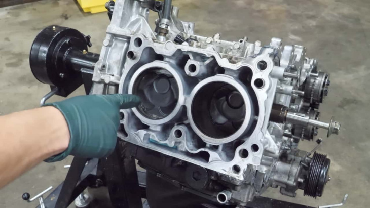 le démontage du moteur de cette subaru wrx révèle les dangers d'une mauvaise réparation